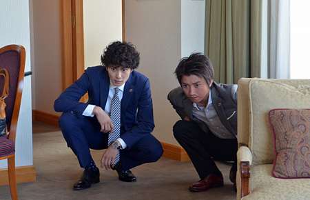 取り調べを受ける藤原竜也＆少女を背負う岡田将生、映画版『ST』場面写真 - movieニュース : CINRA.NET