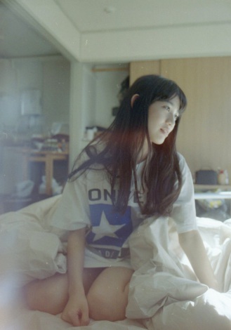 女の子の“寝起き姿”を集めた写真集『寝起き女子』が話題