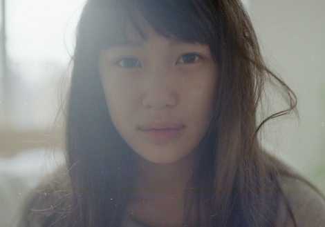 女の子の“寝起き姿”を集めた写真集『寝起き女子』が話題