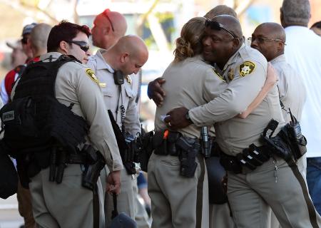 米で男女2人組が銃乱射「これは革命だ」3人犠牲で容疑者2人も自殺か