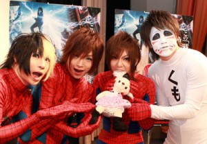  ゴールデンボンバーが生演奏を披露 クオリティの酷さに会場爆笑 