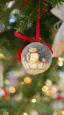 クリスマスの壁紙を貼るトピ