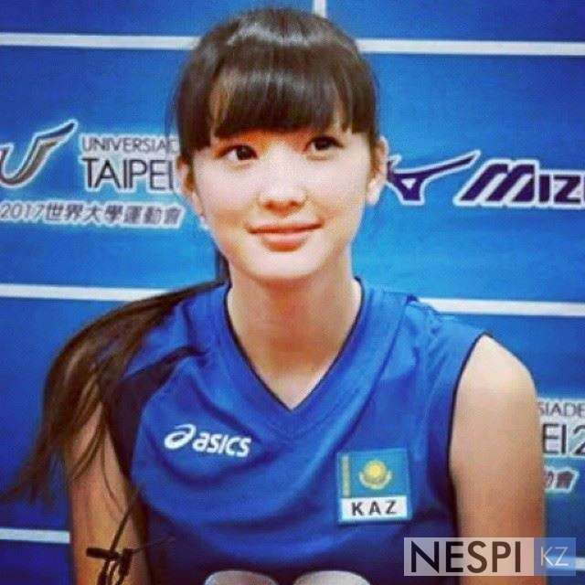 女子バレーボール、カザフスタン代表の美少女、車のボンネットに乗った写真が物議を醸す