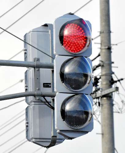 【悲報】LED型信号、熱くならず雪溶けず　吹雪になれば真っ白に…