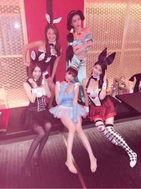 森下悠里、セクシーシンデレラ仮装で谷間＆美脚披露