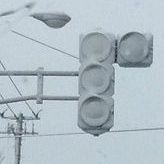 【悲報】LED型信号、熱くならず雪溶けず　吹雪になれば真っ白に…