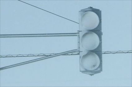 【悲報】LED型信号、熱くならず雪溶けず　吹雪になれば真っ白に…