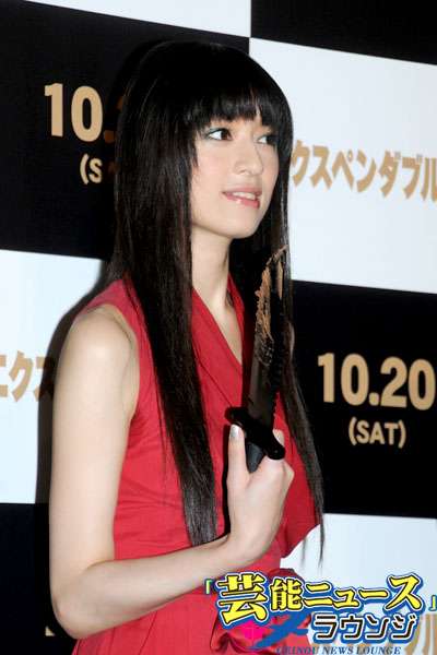 深田恭子、超セクシー！ 赤いドレス姿で映画の完成披露試写会に登場