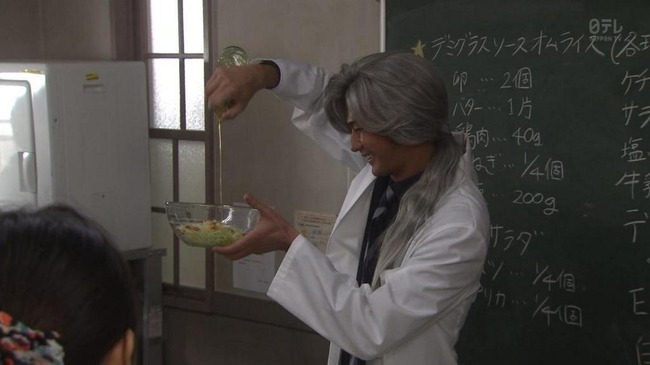 モコズキッチン　速水もこみちの服が腹巻きに見えると話題に