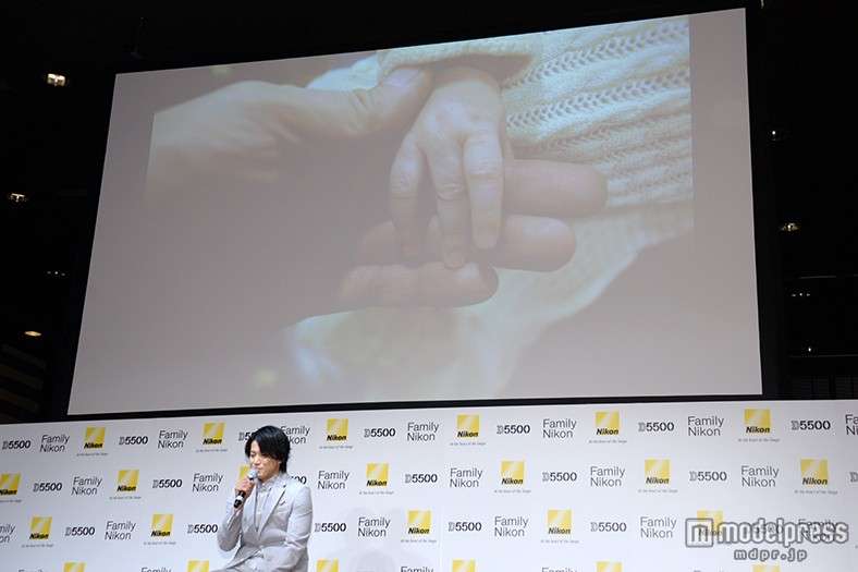 小栗旬、愛娘とのプライベートショット公開 理想の父親像も明かす