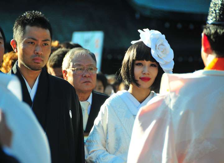 鈴木紗理奈の息子と遊ぶ、めちゃイケメンバー。優しさ溢れる写真にファンもほっこり