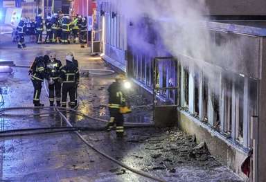 スウェーデンでクリスマスにモスク放火、5人負傷　写真3枚　国際ニュース：AFPBB News