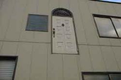 トイレ出入り口と間違え転落死？　新宿の飲食店のビルになぞの「換気扉」