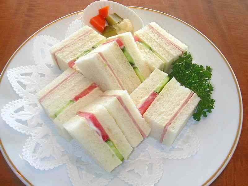 サンドウィッチ好きな人～