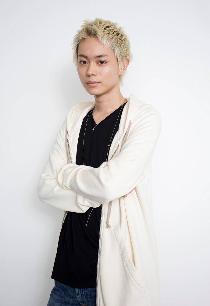 冬服姿の男性有名人画像