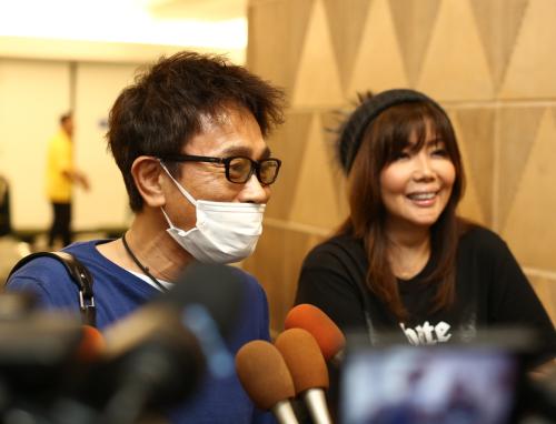 ダウンタウン浜田雅功、小川菜摘と夫婦でハワイ入り、針のムシロの14年終え晴れ晴れ