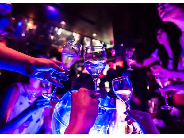 20代男性の約8割は「キャバクラより居酒屋」を支持