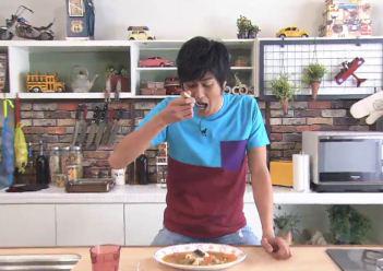 モコズキッチン　速水もこみちの服が腹巻きに見えると話題に
