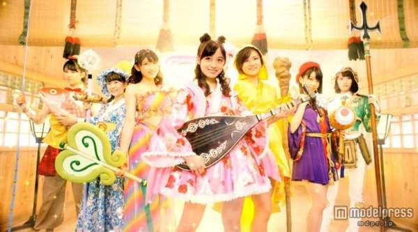橋本環奈“天使”になって降臨　Rev.from DVLメンバーとともに住宅情報館のCMに出演
