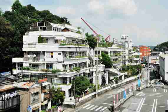 前代未聞のセルフビルド建築、沢田マンションが今の時代に問うこと。 | マンション・ライフ　レポート | マンション・ラボ