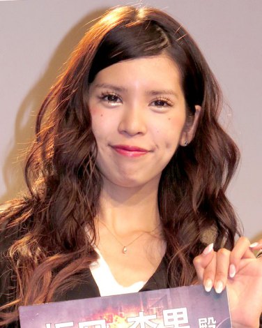 坂口杏里、バイきんぐ小峠英二からの土産公開