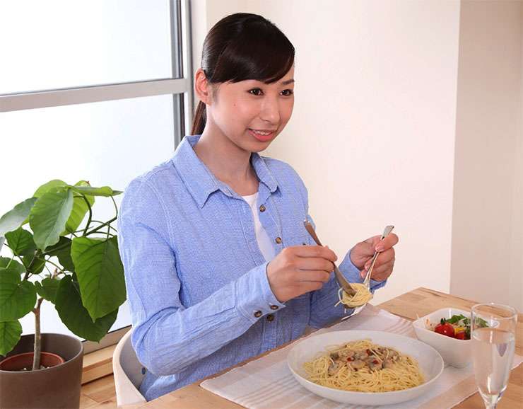 秋葉原で食事をしていた女子に悲劇 … 隣の男性客の体臭が激しすぎて嘔吐「ぐおぇえええええ!!」