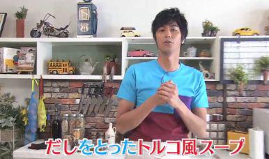 モコズキッチン　速水もこみちの服が腹巻きに見えると話題に