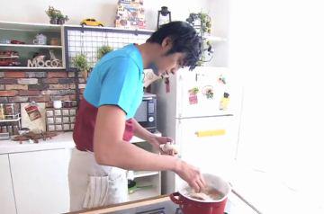 モコズキッチン　速水もこみちの服が腹巻きに見えると話題に