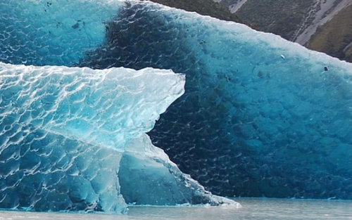 南極で「ひっくり返った氷山」に遭遇…宝石のように美しかった