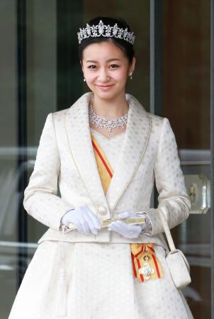 週刊誌の皇室記事チェックする秋篠宮家の次女・佳子さま　ネットで記事検索も