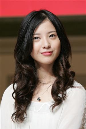 吉高由里子　確執抱える「産みの母」と「育ての母」と温泉旅行