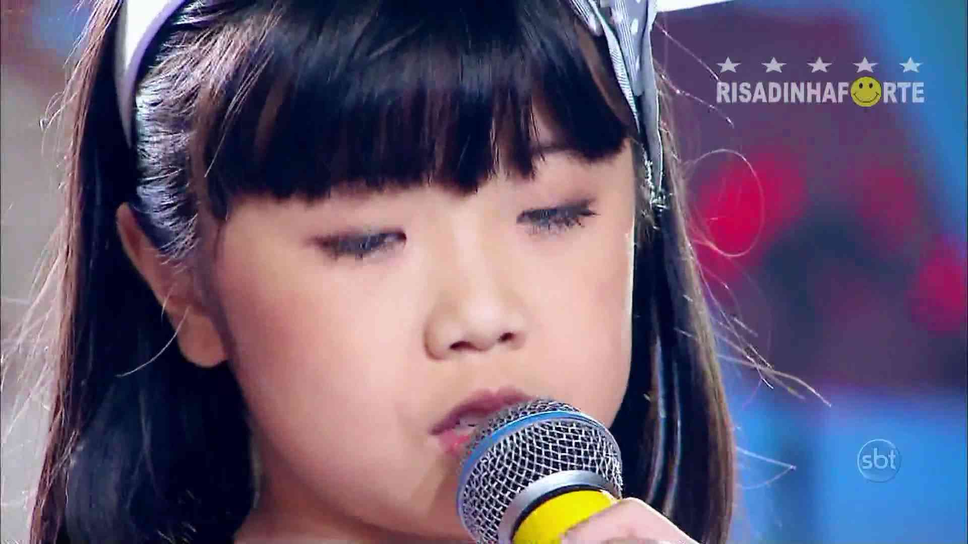 泣ける映像。　天使の歌声に感動してください　ブラジルの番組で日本語で歌う子供 - YouTube
