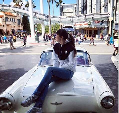 女子バレーボール、カザフスタン代表の美少女、車のボンネットに乗った写真が物議を醸す