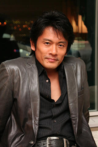 内野聖陽　舞台「禁断の裸体」主演！チラシで美しすぎる肉体披露