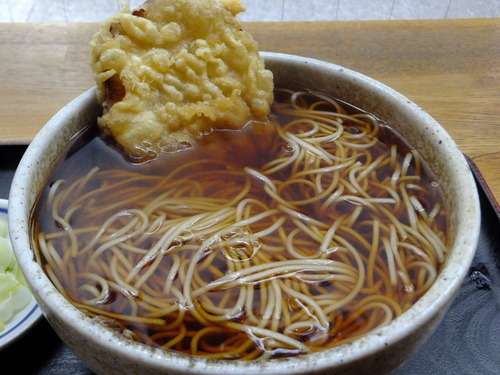 衝撃の“フライドポテトそば”、ポテトの塩味と油で新たな味わいの出汁に