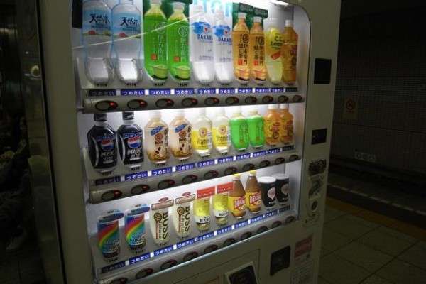 『何故…？』自販機から出て来た”想定外過ぎるモノ”に、驚きと困惑が…-Cadot（カド） |