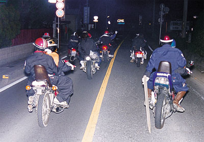小学生をひき逃げしてパトカーと「鬼ごっこ」…集団暴走容疑の高校生ら8人を摘発