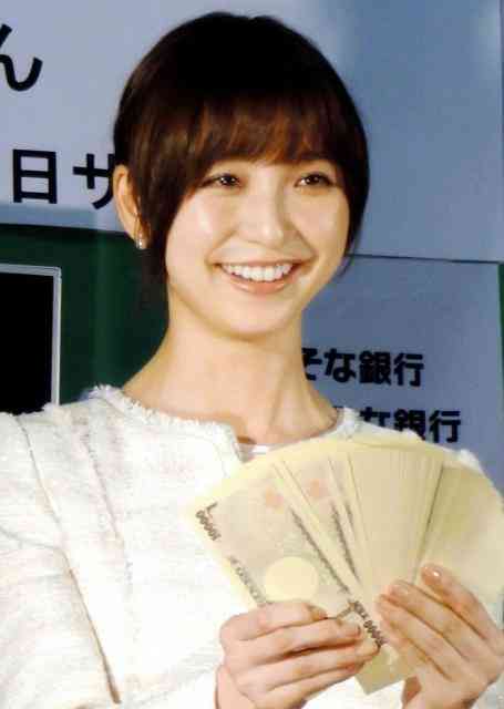 元AKB48・篠田麻里子が札束両手にニコリ♪蒸し返される“愛人疑惑”と、「妙にリアル」の声