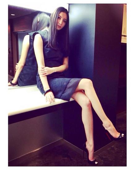 菜々緒の“美脚”に「絶世の美しさ」。さりげないポーズで魅了。