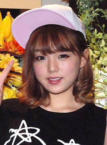 篠崎愛、4月にソロ歌手デビュー「目標は倖田來未さん」 グラビアは継続