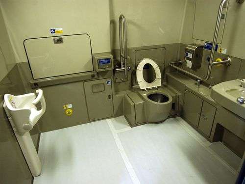 台湾の新幹線でトイレ占用した日本人とみられる女、乗務員に殴りかかる