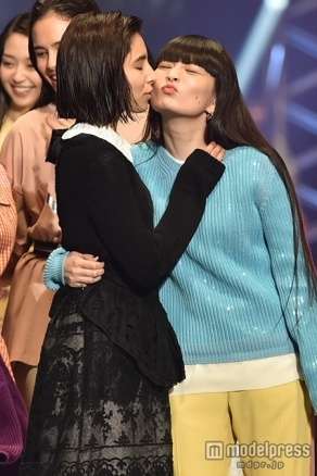 菜々緒×石田ニコルら豪華モデルがキス連発【東京ランウェイ】