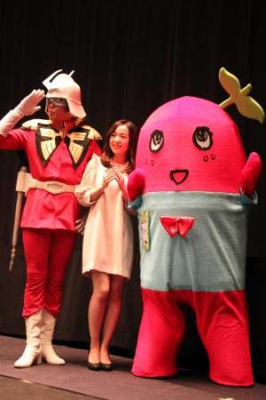 ガンダムイベントに赤いふなっしー登場「ブッシャア・アズナブルなっしー」