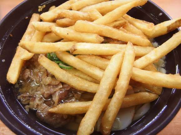 衝撃の“フライドポテトそば”、ポテトの塩味と油で新たな味わいの出汁に