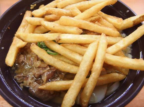 スシローでフライドポテトを肉うどんにブチ込む『ポテトうどん』が流行中 / スシローマスター「これこそがスシロー最高の料理」 | ロケットニュース24