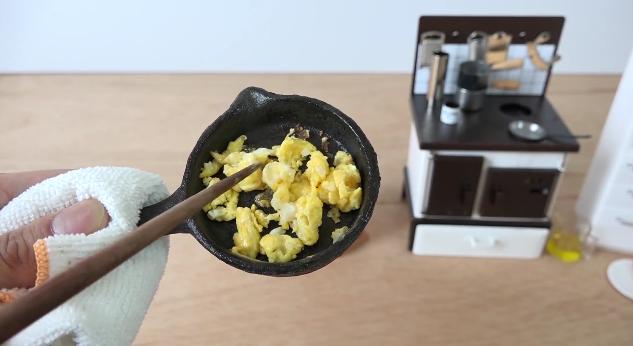 本当に食べられるミニチュアクッキング動画が国内外で話題に！ ミニサイズのフライパン＆お鍋で朝食を作るよ♪