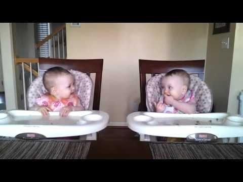 双子の赤ちゃんがパパの弾くギターにノリノリ - YouTube