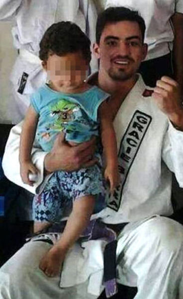 18ヶ月の養子をレイプし死亡させ逮捕された男　刑務所で20人の男にレイプされる