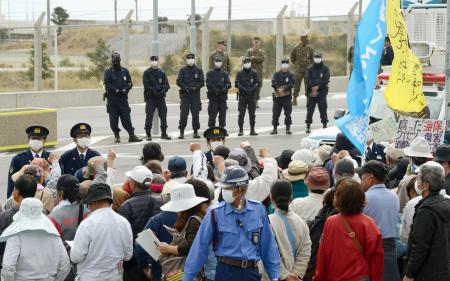 【速報】辺野古反対派の山城議長ら２人を米軍が拘束、連行 ⇒ 名護署に身柄移送、刑特法違反で逮捕予定...　共産・小池晃 「不当」  社民・福島みずほ「弾圧だ」 ／ 正義の見方