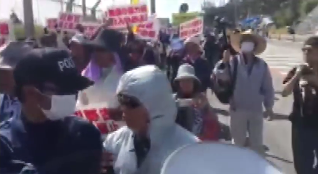 【動画あり】石垣市議、基地反対派に暴行受ける「お前らは議員じゃない、右翼だ」“海保ガンバレ”と書かれた旗を破る　〜『反基地無罪』が横行する沖縄 ／ 正義の見方